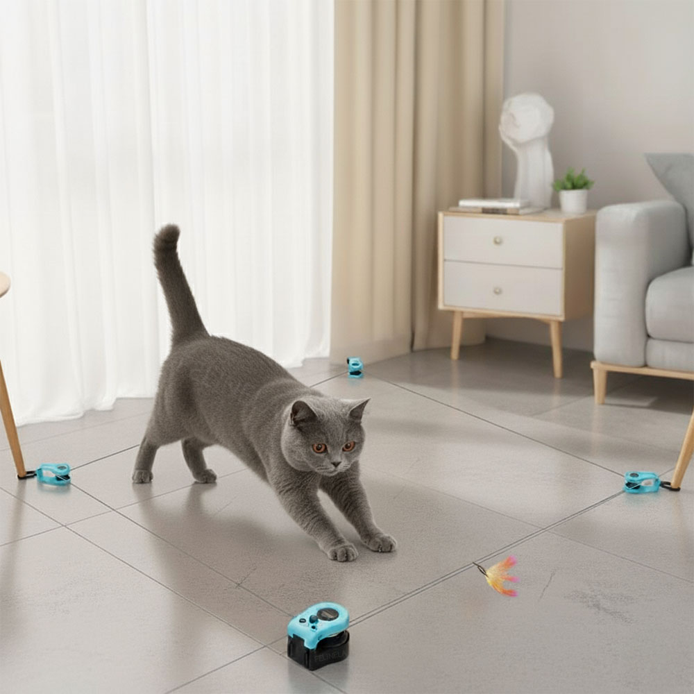 Котка играе самостоятелно у дома с автоматична играчка