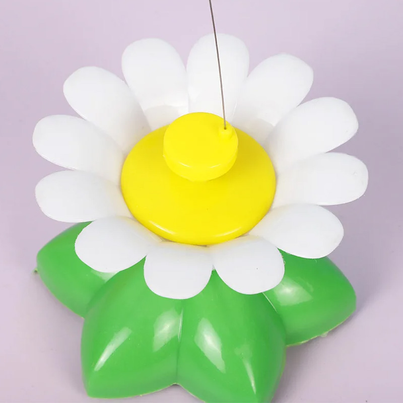 Домашна играчка за котка, която напомня игра на ливада