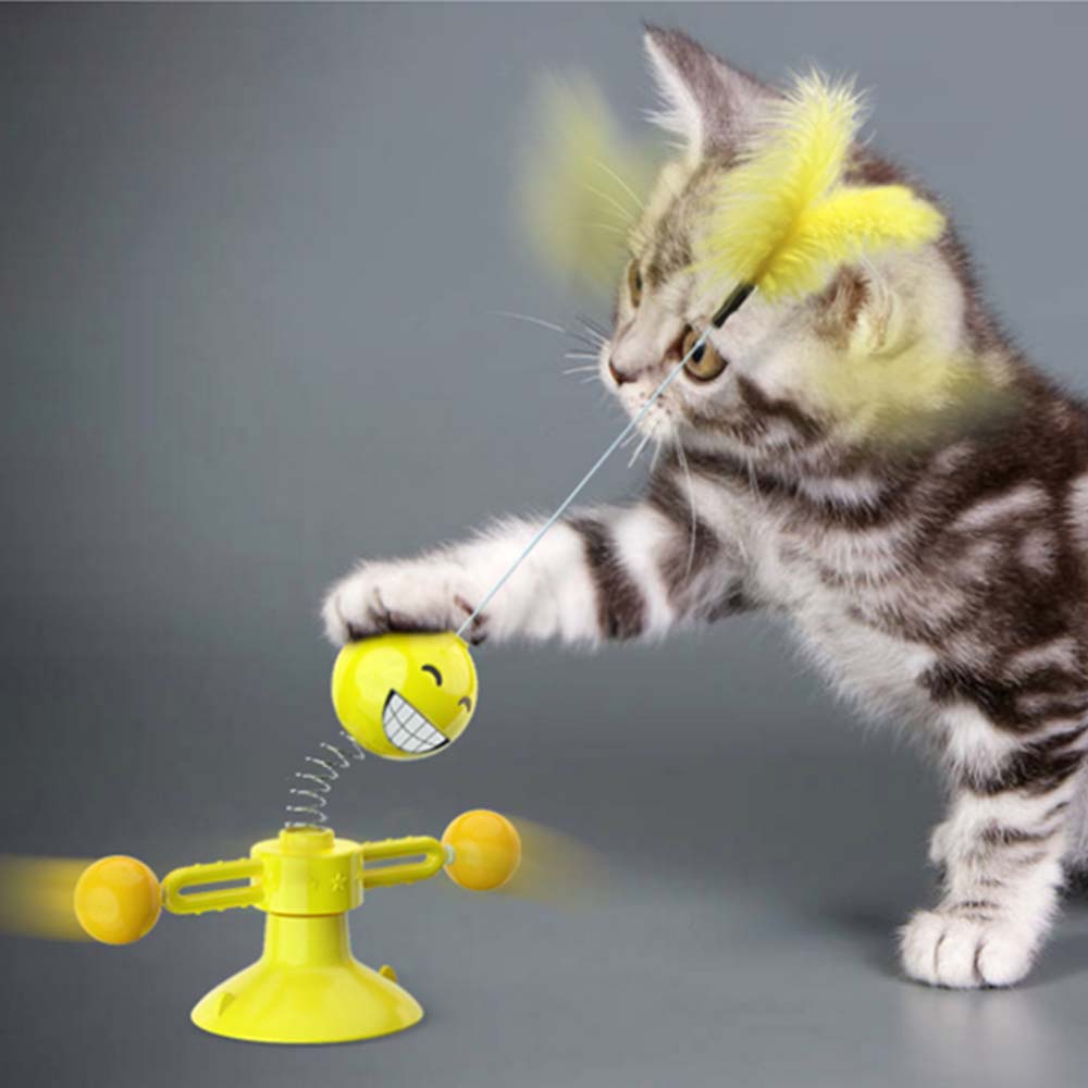Котка играе и удря с лапи играчка с перце